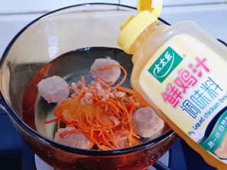 7、冬季暖身滋补～虫草牛肉丸子汤,挤入鲜鸡汁。