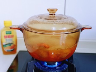 8、冬季暖身滋补～虫草牛肉丸子汤,盖上盖子，煮15分钟。