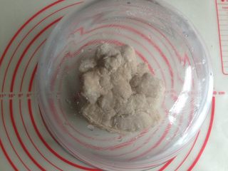 2、红糖核桃馒头,将红糖酵母水倒入面粉中，拌成絮状。一开始揉不光滑可以先让面团静置5分钟，再揉