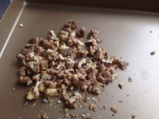 3、红糖核桃馒头, 将核桃仁放入预热好180度的烤箱内，烘烤6分钟左右，烘烤结束，将核桃仁弄碎一些。