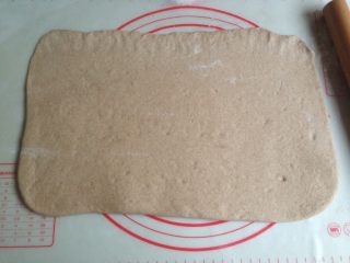 5、红糖核桃馒头,面团多揉揉，排气，擀成长方形，其中一条长边擀薄一些