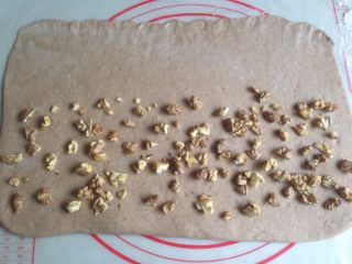 6、红糖核桃馒头,在2/3处撒上核桃仁