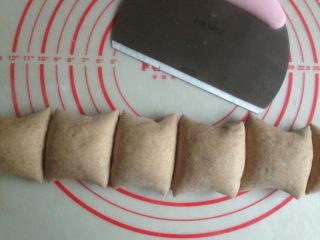 8、红糖核桃馒头,切成几份
