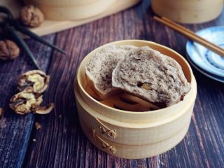 11、红糖核桃馒头,冷水上锅蒸，大火烧开后转中小火蒸15分钟，关火后继续焖4分钟开盖