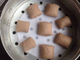 9、红糖核桃馒头,放在蒸笼里