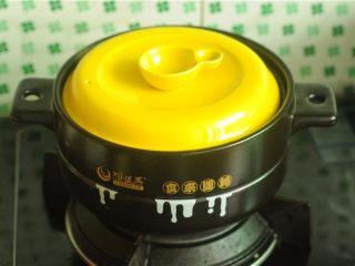 10、板栗烧鸡,盖上锅盖焖十分钟左右，汁水变少，尝颗板栗已经焖透，汤汁粘稠，关火