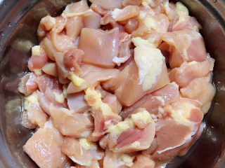 1、爆炒鸡胸肉,准备好鸡肉块。