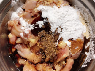 2、爆炒鸡胸肉,放入盐、蚝油、生抽、酱油、白糖、花椒粉、淀粉。