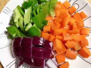 5、爆炒鸡胸肉,蔬菜切块儿待用。