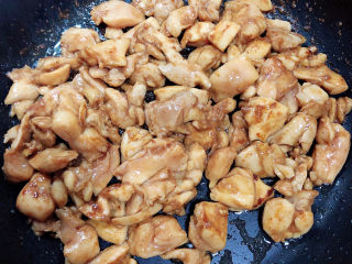 8、爆炒鸡胸肉,将鸡肉中水份炒没，变白。