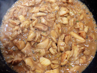 11、爆炒鸡胸肉,留少许汤汁即可。