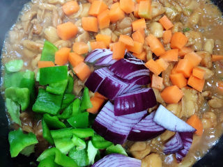 12、爆炒鸡胸肉,加入蔬菜，翻炒均匀。