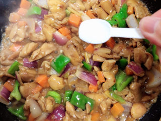 13、爆炒鸡胸肉,加入少许盐。