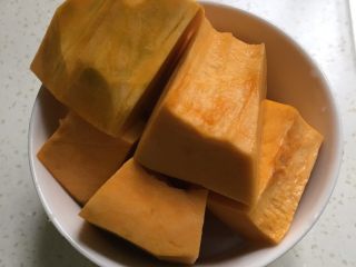 2、南瓜发糕,南瓜去皮去瓤切块