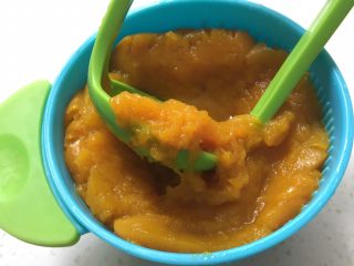 4、南瓜发糕,按压成泥