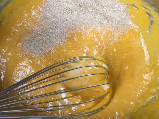 6、南瓜发糕,加入酵母搅拌均匀