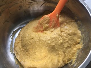 8、南瓜发糕,搅拌至如图状态，无干粉