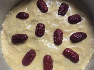 11、南瓜发糕,红枣对半切开装饰表面