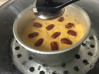 12、南瓜发糕,放锅中盖上盖子发酵