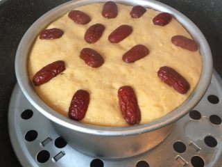 14、南瓜发糕,大火烧开锅中水，放入中火蒸半小时