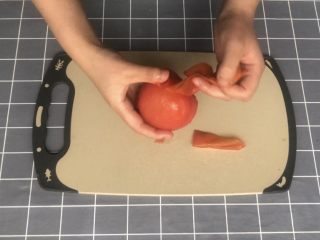 2、意式早餐烘蛋,捞出过凉水，撕去外皮