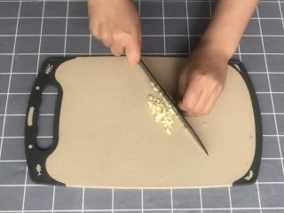 5、意式早餐烘蛋,一瓣大蒜切成蒜末