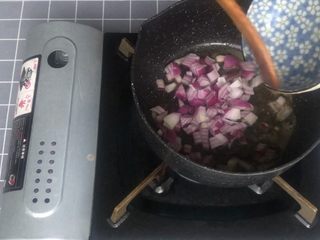 7、意式早餐烘蛋,倒入洋葱翻炒