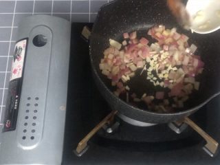 8、意式早餐烘蛋,炒出香味后加入蒜末一起炒