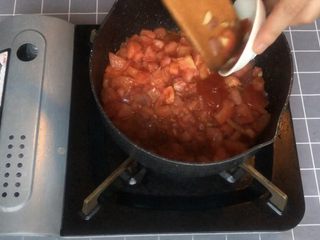 10、意式早餐烘蛋,洋葱炒软后下番茄碎小火慢炒，番茄出汁后加入一勺番茄酱