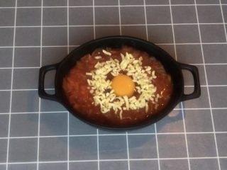 14、意式早餐烘蛋,蛋四周撒上马苏里拉芝士，放入烤箱200度烤8分钟