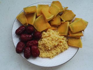 1、砂锅南瓜小米粥, 红枣、小米淘洗干净，南瓜去皮去瓤切薄片。