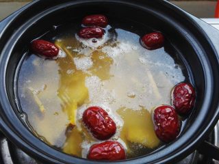 2、砂锅南瓜小米粥,砂锅洗净，把原料全放砂锅里，添水，大火烧开。