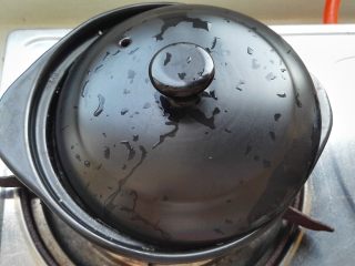 3、砂锅南瓜小米粥,大火烧开转最小火慢慢熬(可以让砂锅盖留条缝防溢锅)。