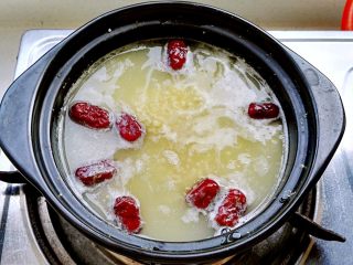 4、砂锅南瓜小米粥,熬至小米开花、浓稠（可以关火盖盖继续焖会）。
