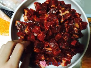 1、黑椒牛肉粒,牛肉切小块，加黑胡椒酱，耗油，料酒和淀粉腌制至少四小时，我是头条晚上腌制的，天气炎热可以放冷藏里，腌制时间长短直接决定了牛肉是否入味