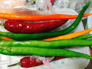 2、黑椒牛肉粒,青红椒一把洗干净