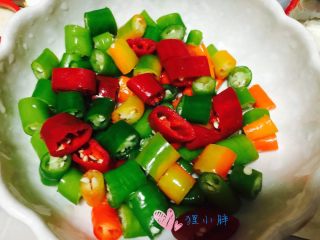 3、黑椒牛肉粒,切成小段