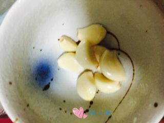 4、黑椒牛肉粒,蒜半头剥皮切颗粒，在这里最好不要用压蒜器，那种压出来的是蓉，我们要的是颗粒