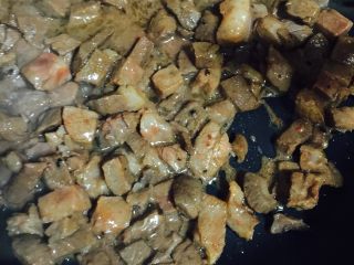 6、黑椒牛肉粒,大火迅速划熟，盛盘待用