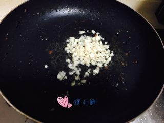 7、黑椒牛肉粒,锅内入油，爆香蒜末
