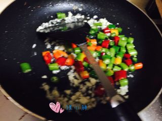 8、黑椒牛肉粒,爆出蒜香后下入青红椒段，爆香