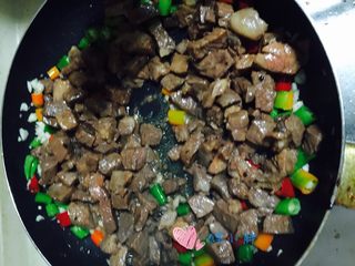 9、黑椒牛肉粒,倒入之前划熟的牛肉粒，加入盐和生抽