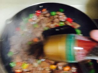 10、黑椒牛肉粒,最后加入黑胡椒粉，动作一定要迅速，我这张拍花了