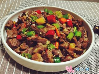 11、黑椒牛肉粒,牛肉粒爽滑Q弹，这个菜的关键就是炒牛肉粒的时候动作一定要迅速，最好是牛里脊肉，我这次买的不是纯里脊，出锅前翻炒也要迅速，牛肉炒老了就不好吃了。最后祝大家国庆节快乐啦。