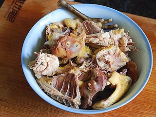 3、红枣母鸡汤,飞水去除杂质