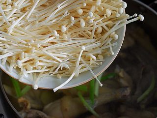 9、红枣母鸡汤,下入金针菇，继续炖20分钟左右