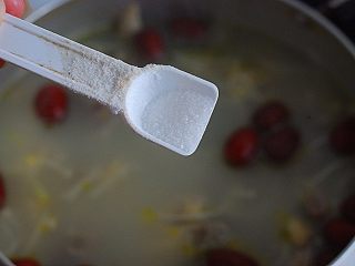11、红枣母鸡汤,最后撒入少许盐调味