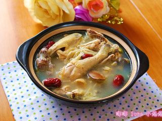 12、红枣母鸡汤,出锅，装盘，可以美美享用啦···