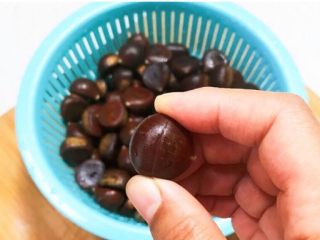 3、板栗饼,用刀在板栗上面横切一刀，不要把栗子切断，只把栗子皮切开即可