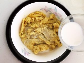 8、板栗饼,加入牛奶